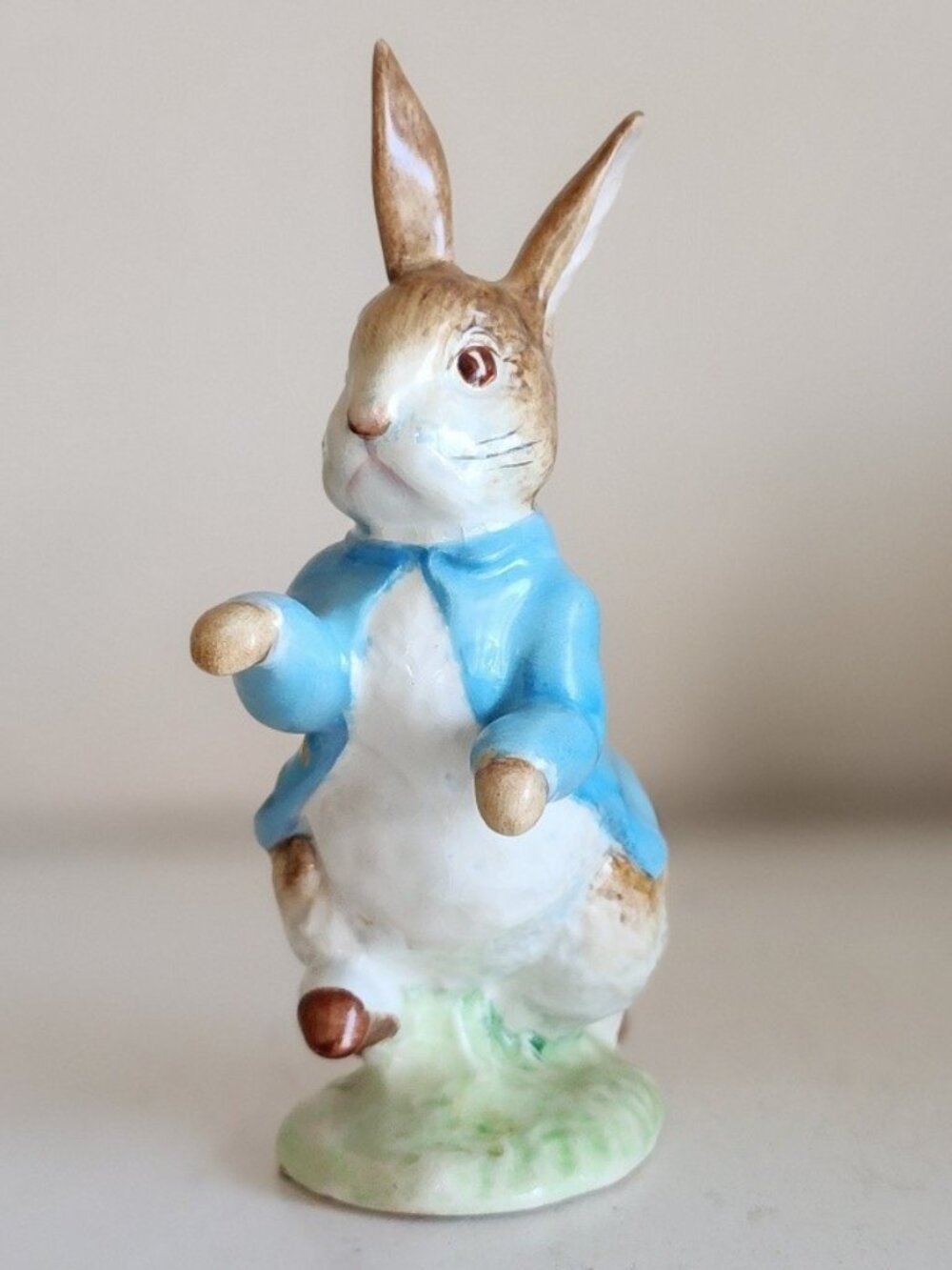 Beswick England Beatrix Potter's Peter Rabbit Figurine Gold Oval BP2a Sticker